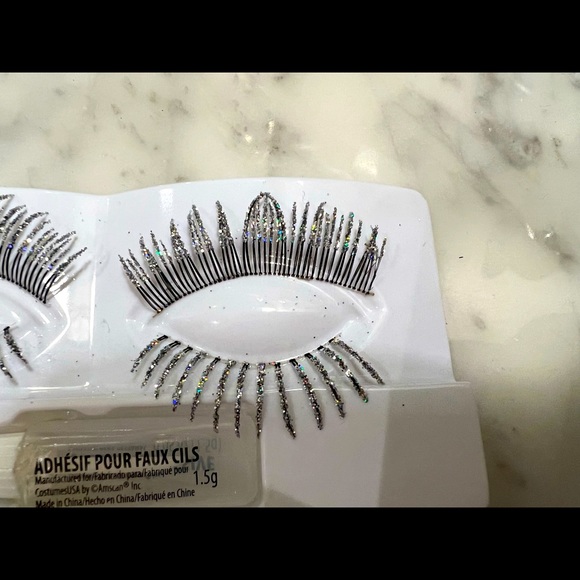 FREE 🆓 with Any Two Purchases - Silver Glitter False Eyelashes - Picture 9 of 11